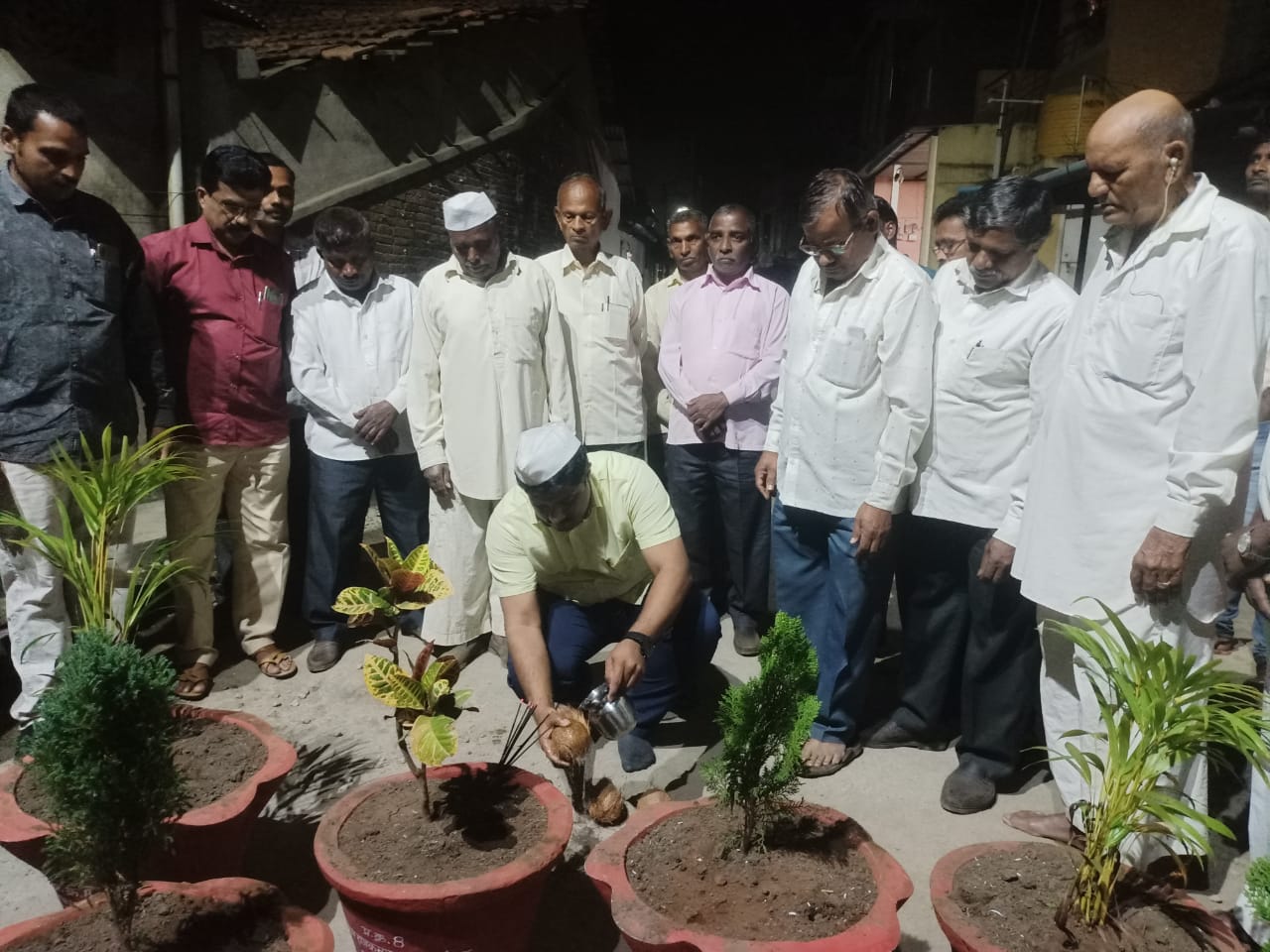 रस्त्याच्या दुतर्फा कुंड्या ठेवून सुशोभीकरण