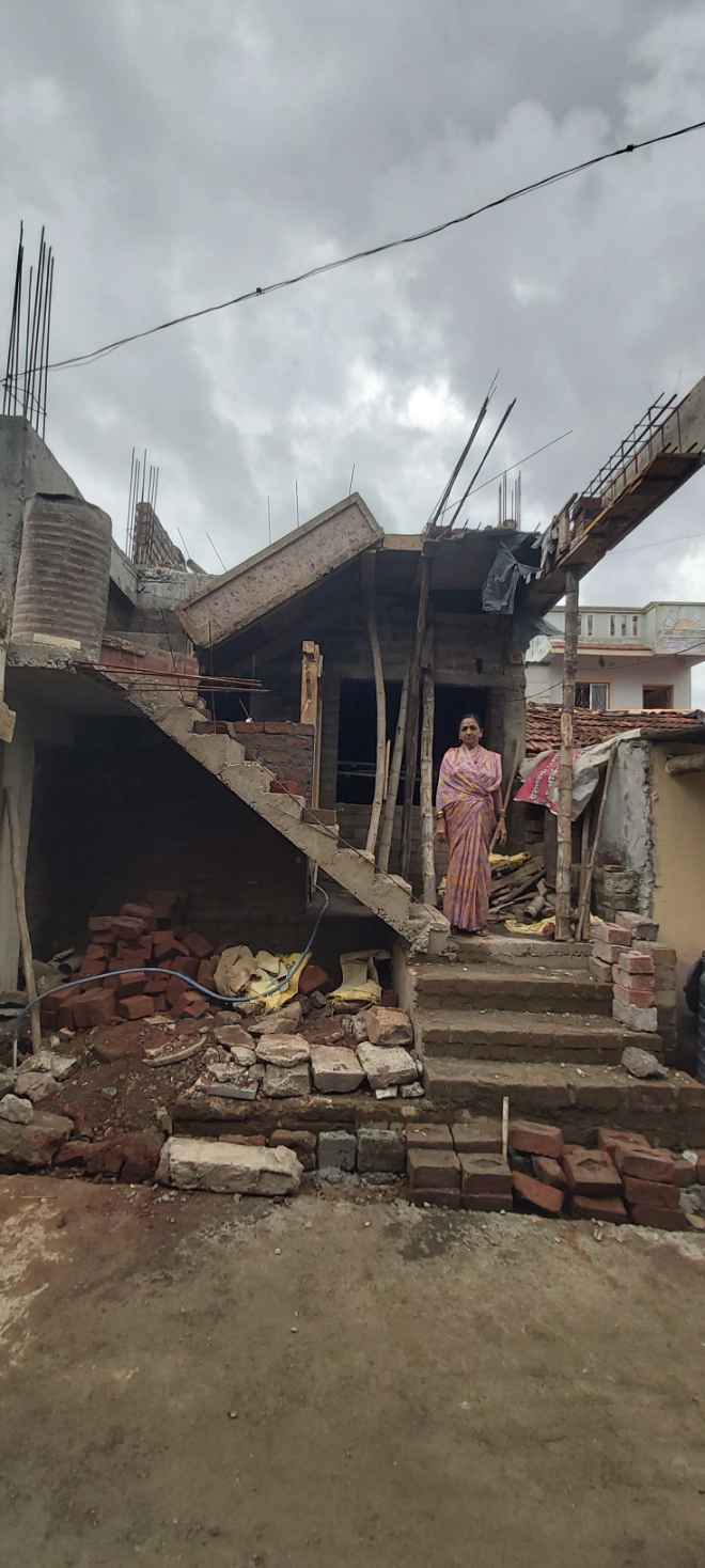 बांधकाम चालू असलेली घरे