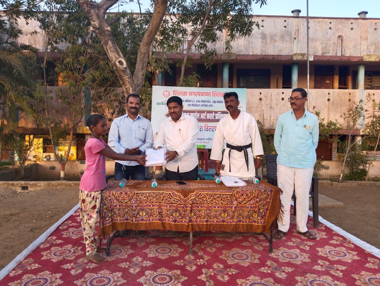 शिराळा नगरपंचायत मार्फत  मार्शल आर्ट प्रशिक्षणार्थीना गणवेश वितरण व प्रात्यक्षिक सादरीकरण कार्यक्रम
